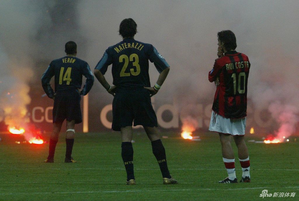 15年前欧冠米兰德比出现骚乱 球迷投掷烟花炸伤守门员