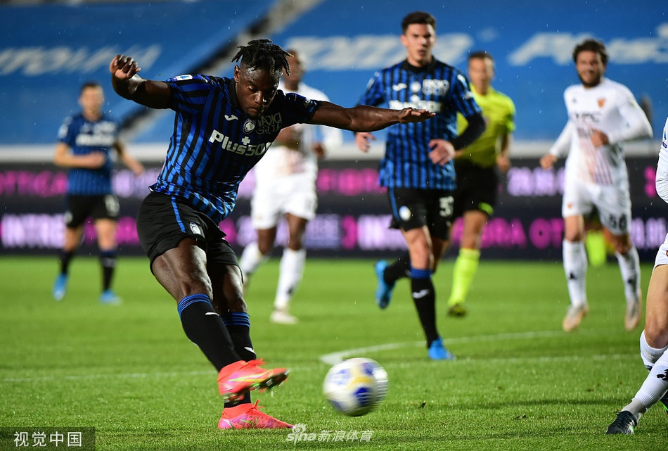 杜万·萨帕塔强力冲锋，哥伦比亚坦克碾压对方防线，用身体扛开后卫，为队友创造宝贵机会