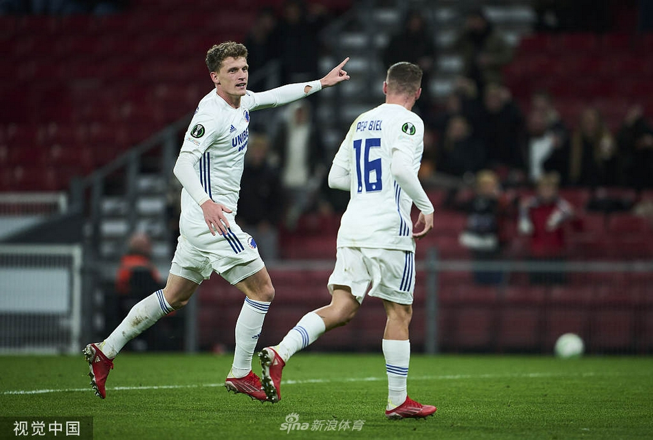 延斯·斯特耶格尔张开双臂奔跑庆祝，他的队友们面带笑容紧随其后，这粒锁定胜局的进球让整个哥本哈根替补席都陷入了疯狂。