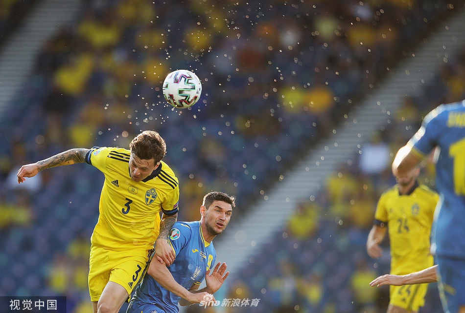 看台上意大利球迷挥动三色旗忘情庆祝，温布利变成了蓝色的海洋