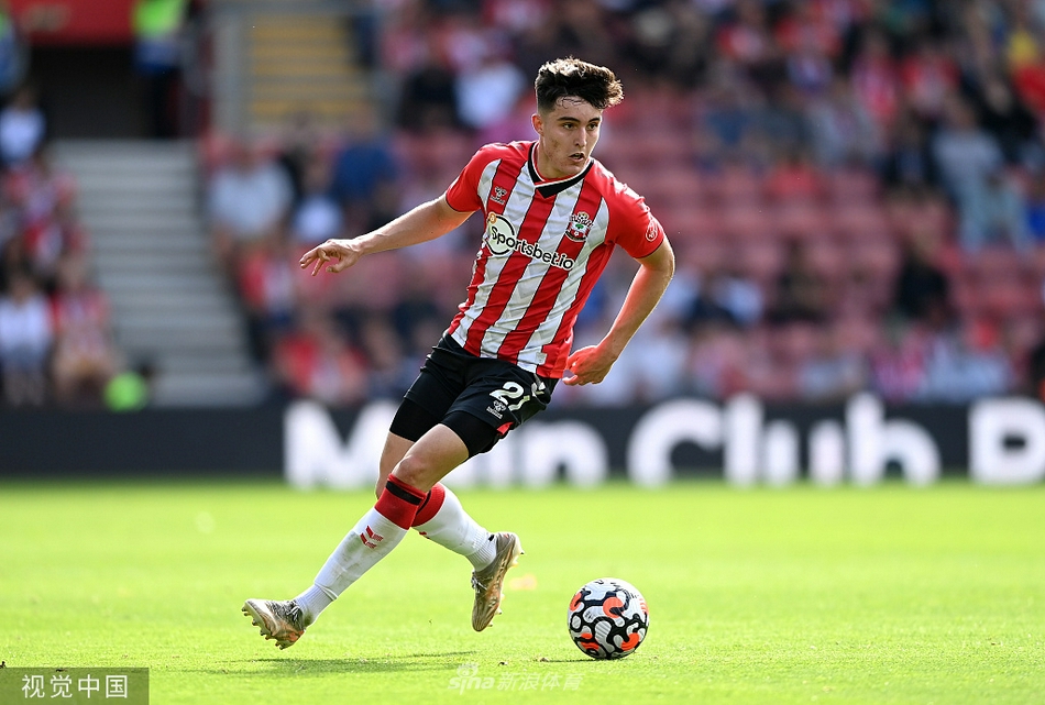 狼队的墨西哥英雄劳尔-希门尼斯在进球后神情坚毅，他手指天空，仿佛在告慰自己过去一年与伤病斗争的艰辛岁月。