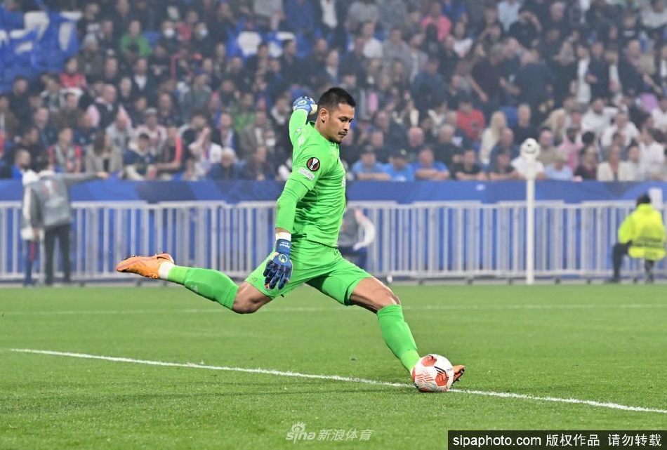 阿雷奥拉手捧西汉姆联球衣，面带坚定笑容亮相伦敦体育场