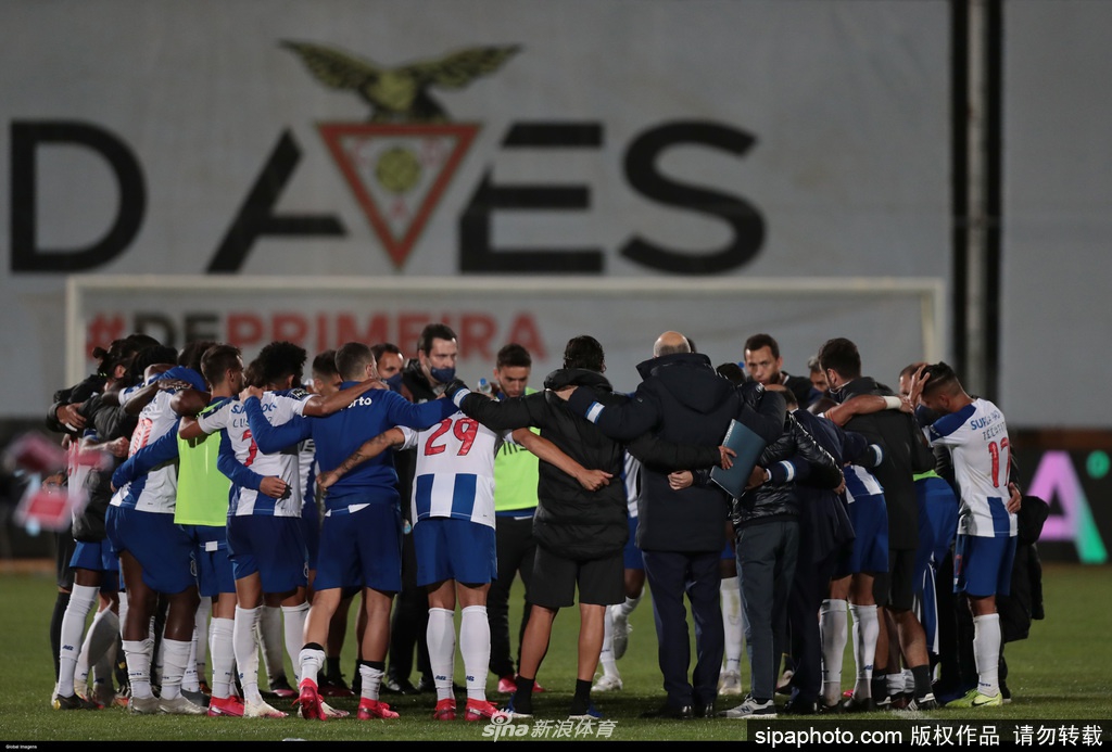 艾维斯防守球员舍身堵枪眼，用身体挡出波尔图势在必进的劲射