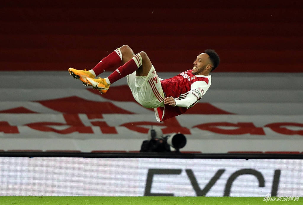 进球功臣奥巴梅扬被替换下场时，主教练阿尔特塔在場边与他击掌，两人眼神中充满信任与肯定