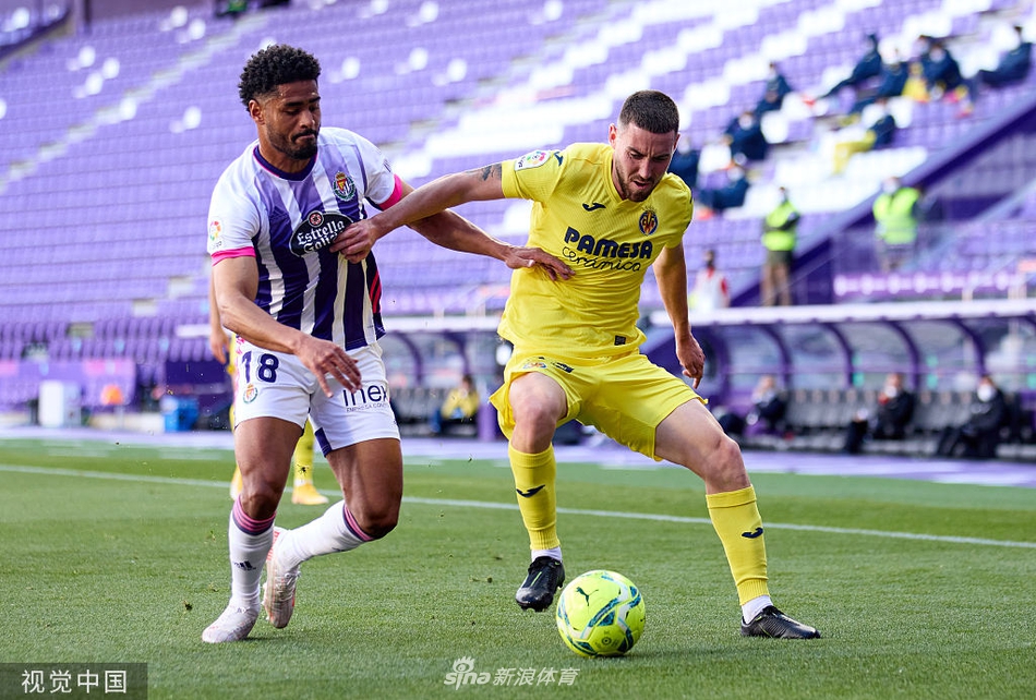 客队球迷看台成为欢乐的蓝色海洋，他们高高跃起，手臂在空中挥舞，庆祝这场来之不易的客场胜利，歌声响彻夜空。