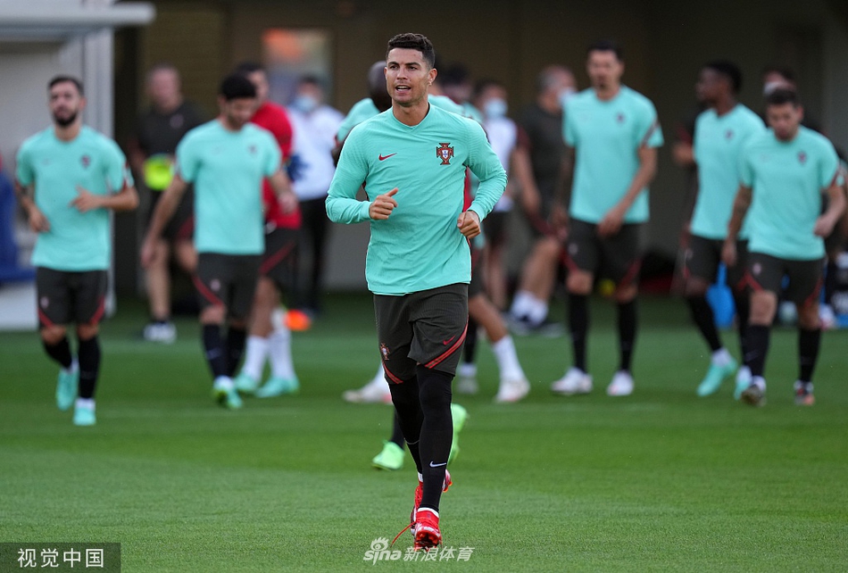 训练间隙，C罗咧嘴开怀大笑，那标志性的笑容感染了在场的每一位队友，仿佛在告诉所有人，死亡之组不过是卫冕路上的必经关卡。