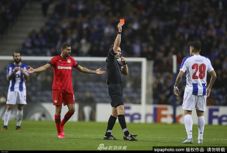 火眼金睛!球出界裁判判罰爭球 湖人再度挑戰成功拿到球權