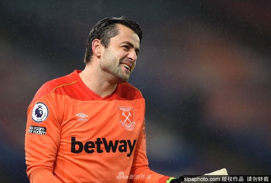 续约时刻：法比安斯基在合同上落笔签字，定格他对铁锤帮的又一次承诺