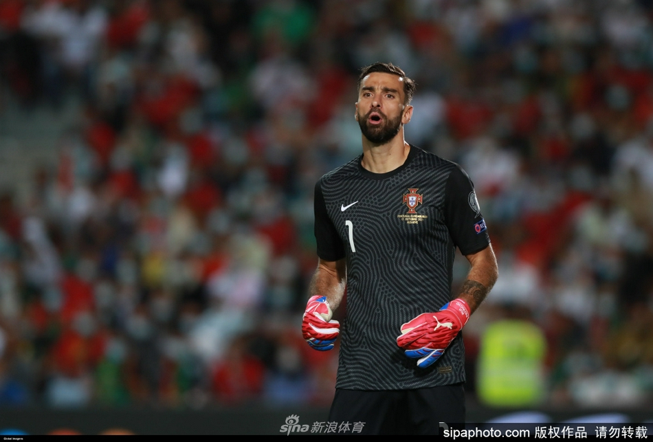 帕特里西奥在比赛中神情专注，目光如炬，他用一次关键的扑救拒绝了对手的射门，身后的球门如同他守护了百场的葡萄牙国土一样安然无恙。