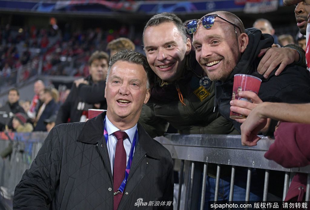 范加尔与弟子们共同举起奖杯的瞬间，他脸上洋溢着自豪与满足，这支以“好人”为基石、以天才为利刃的队伍，是他执教生涯最得意的作品。