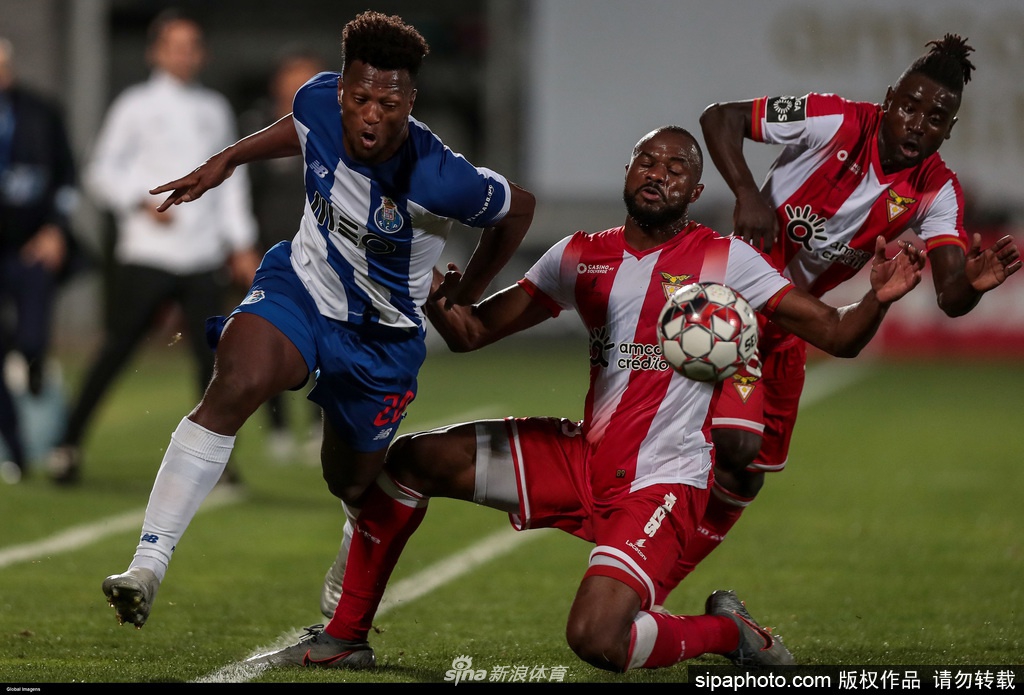 艾维斯门将舍身封堵，神勇化解波尔图极具威胁的射门