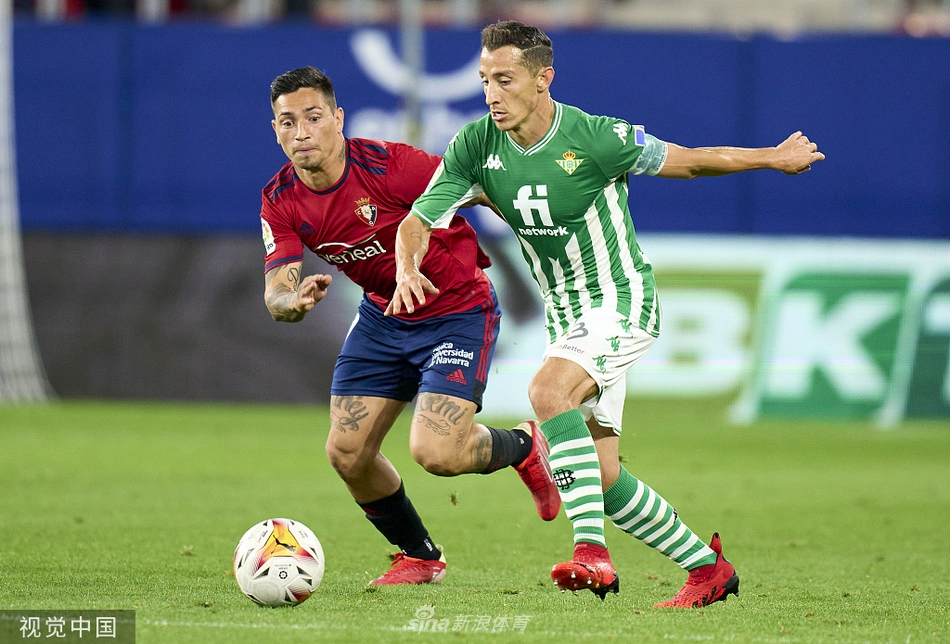 奥萨苏纳的进球功臣基克·加西亚在破门后握拳怒吼，宣泄着扳平比分的激情，身旁的队友们也迅速围拢过来，与他分享这激动人心的时刻。