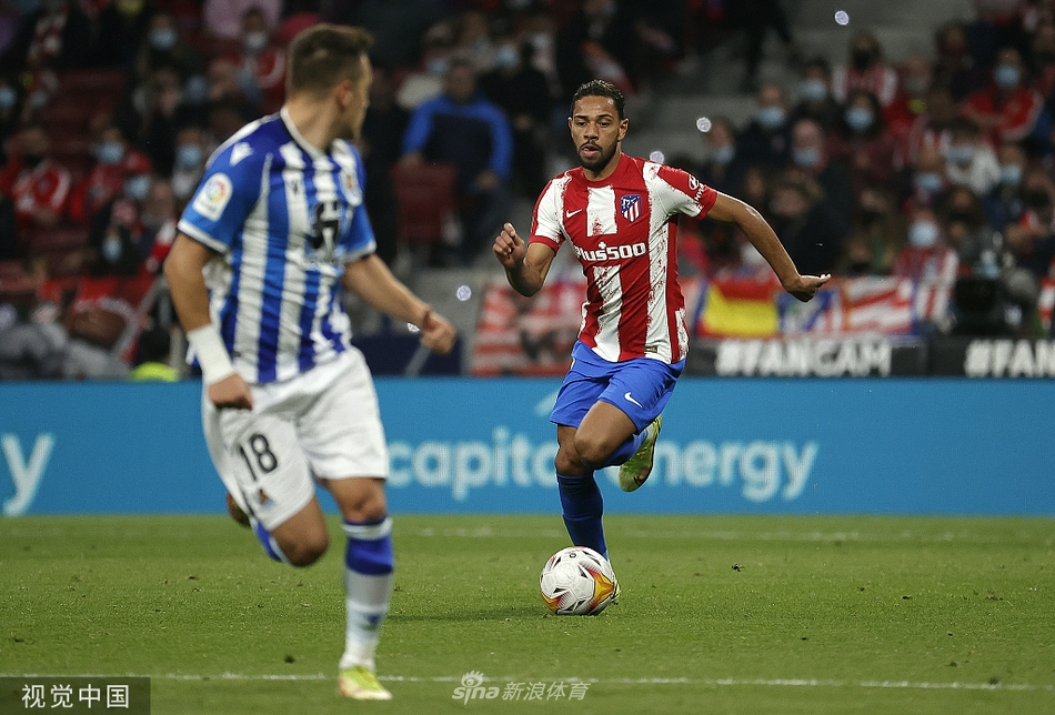 菲利克斯带球疾进，在皇家社会两名防守球员的夹击下，他依然抬头观察着队友的跑位，寻找送出致命一传的时机。