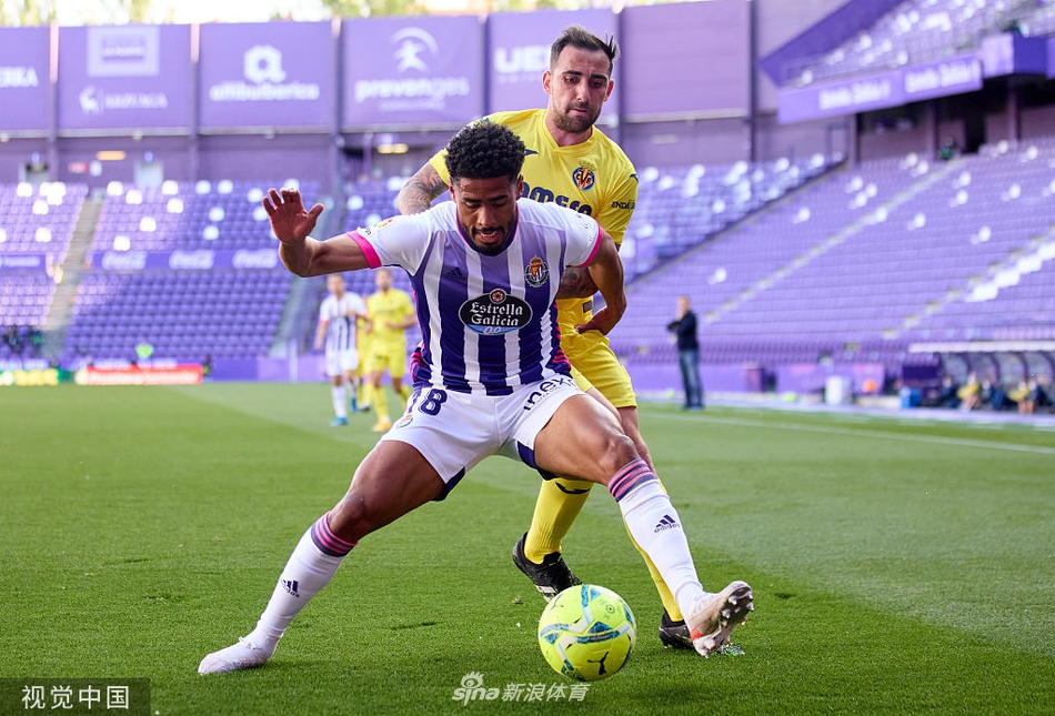 卡普埃的贴地斩如精确制导的导弹般穿越人群，门将奋力伸展身体，却只能目送皮球滚入网窝的远端死角。