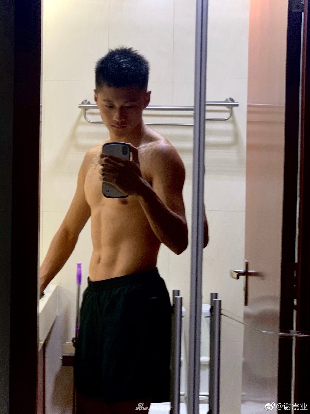 谢震业秒变托尼老师 微博发半裸照秀手艺