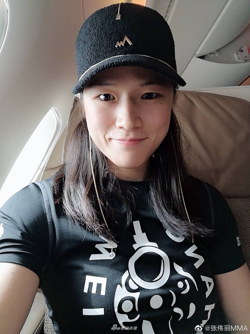 漂亮姐姐张伟丽黑白大片获赞无数 英姿飒爽气势十足