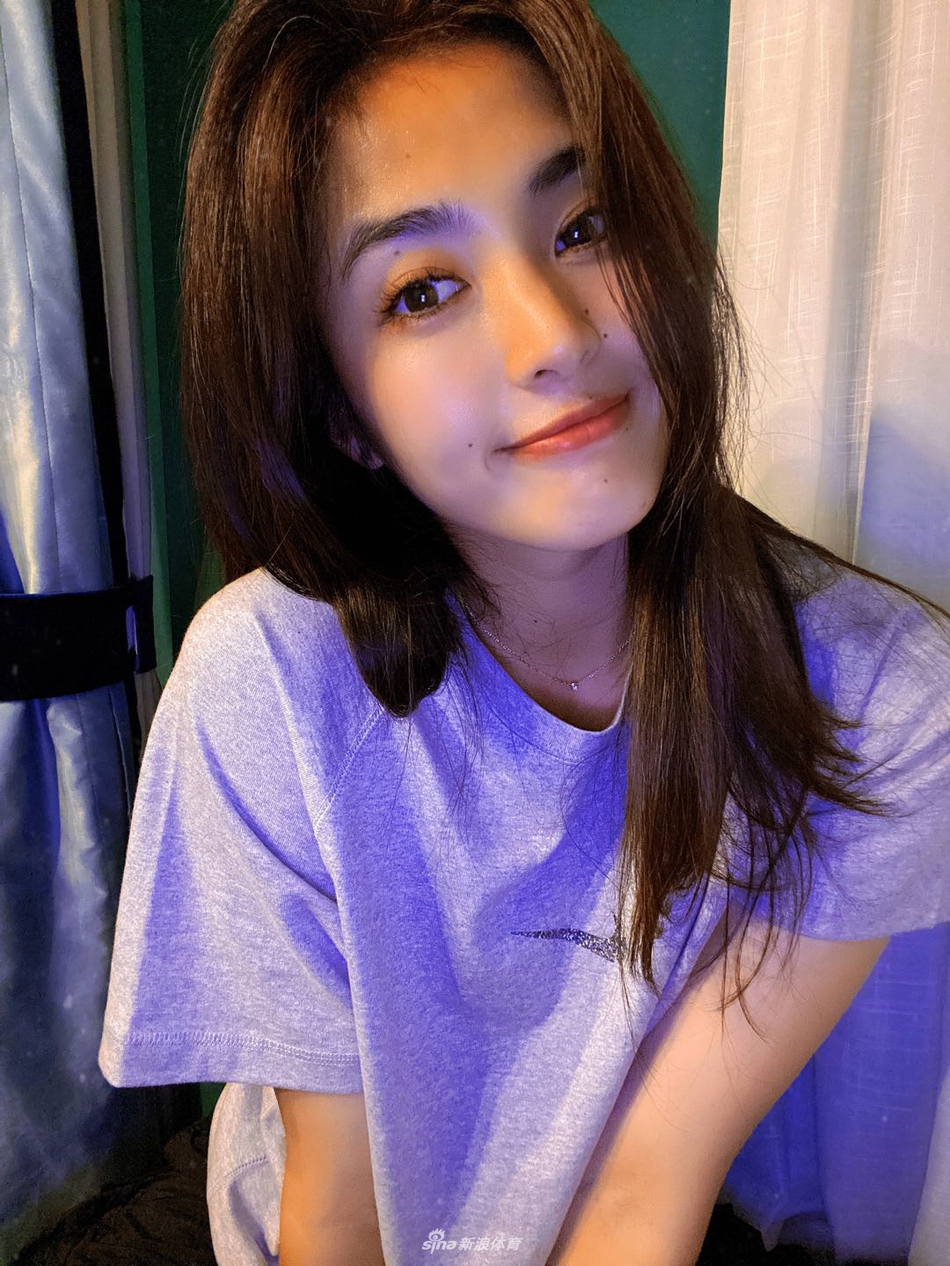 女足门将赵丽娜自拍美照睫毛弯弯笑容甜美