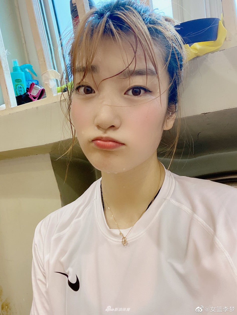 女篮李梦冒泡周末训练量有点大素颜皮肤超好