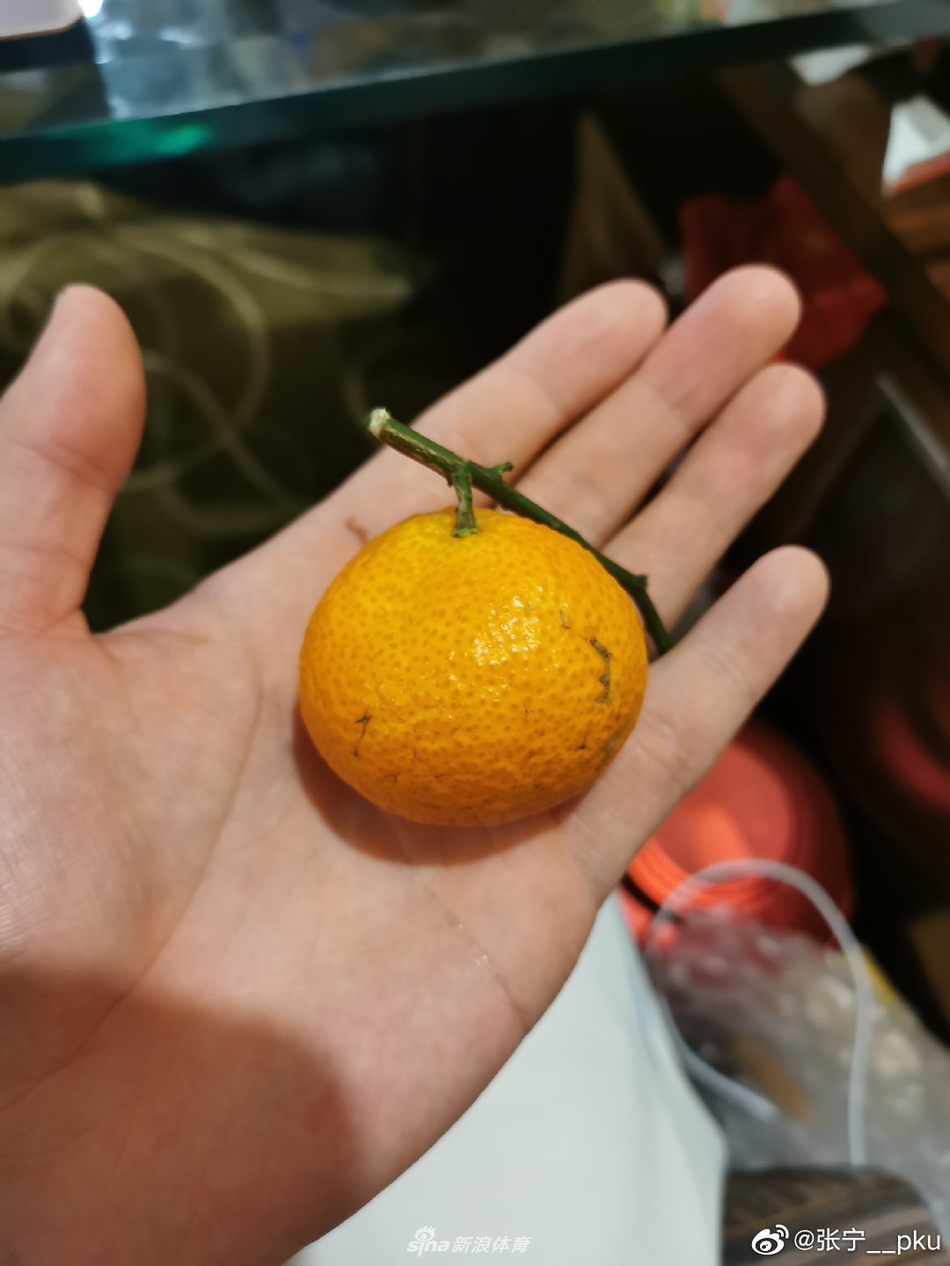 张宁手持印有自己名字的山西队球衣，面带微笑，背景是灯火通明的CBA赛场，他的前方是更广阔的职业篮球未来