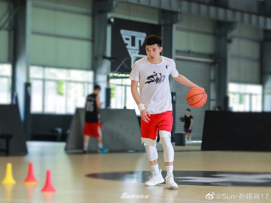 孙铭徽目光如炬，身披广厦队17号战袍，在球场上霸气外露，仿佛正在向高考结束的学子们发出观赛邀请。