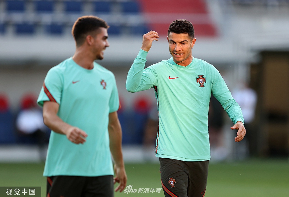 训练结束，C罗带领全队进行恢复拉伸，此时的他脸上依然挂着淡淡的微笑，领袖的气质在这一刻显露无疑，全队上下齐心协力备战恶战。