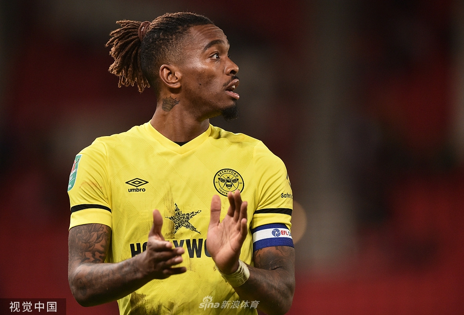 进球后的塞尔吉·卡诺斯难以抑制内心的激动，他张开双臂在草萍上飞奔，队友们纷纷围拢过来，这粒精彩的进球是团队足球的完美结晶，点燃了客队球迷的激情。