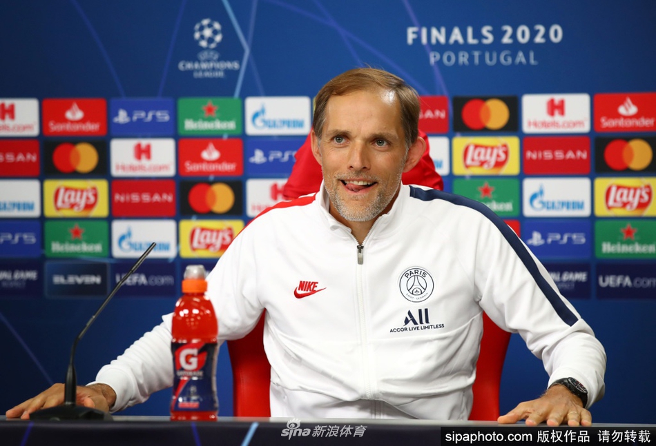 寒风中，图赫尔在场边激情指挥，手臂有力地在空中比划着战术，眼神专注地凝视球场，仿佛要将自己的足球哲学即刻烙印在这支新球队身上