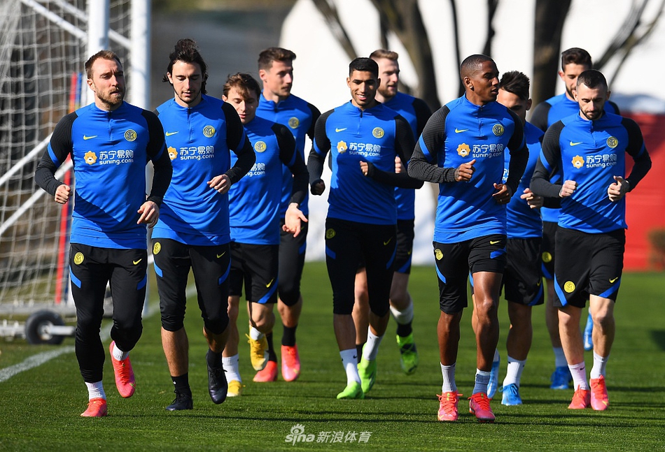 夕阳将整个训练基地染成金色，几名球员仍在进行折返跑冲刺，汗水浸透了球衣，他们的剪影定格在绿茵场上，诉说着对冠军的执着。