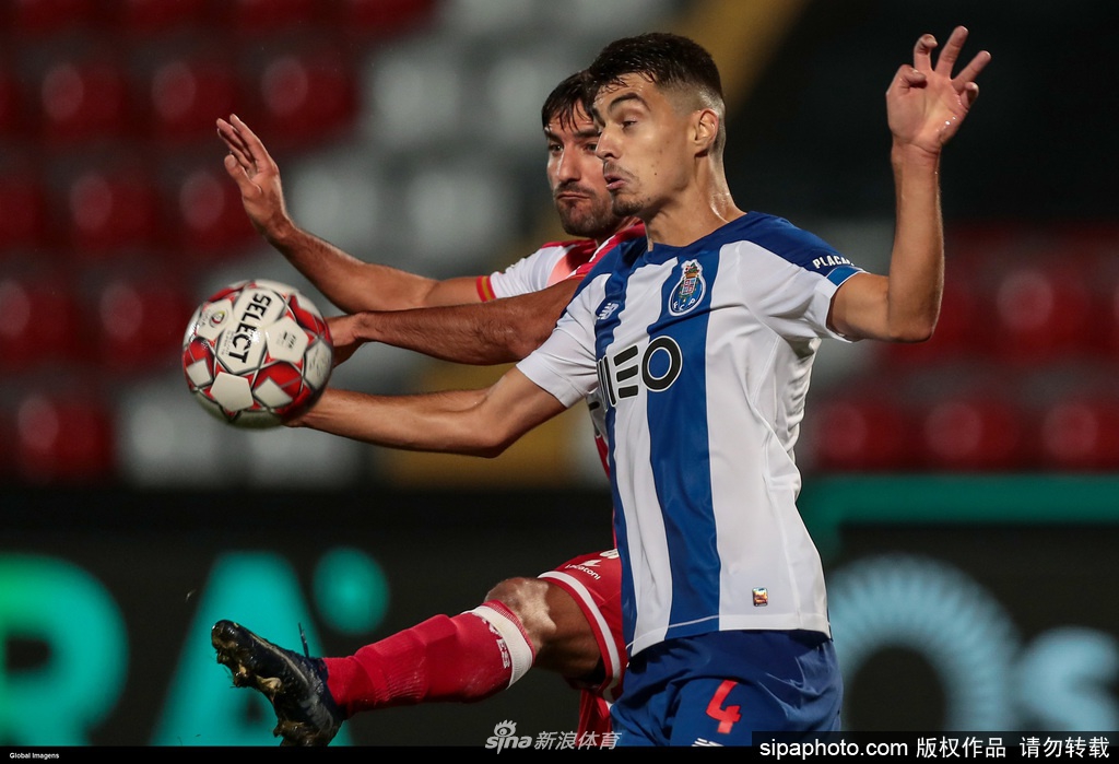 终场哨响后，艾维斯球员激动地聚在一起，庆祝这场如同胜利一般的宝贵平局