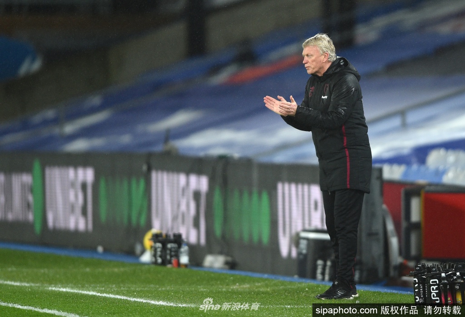 特写镜头捕捉到莫耶斯与弟子赖斯在场边交流的瞬间，两人的眼神交汇中透露出师徒间的深厚信任与对比赛的共同思考