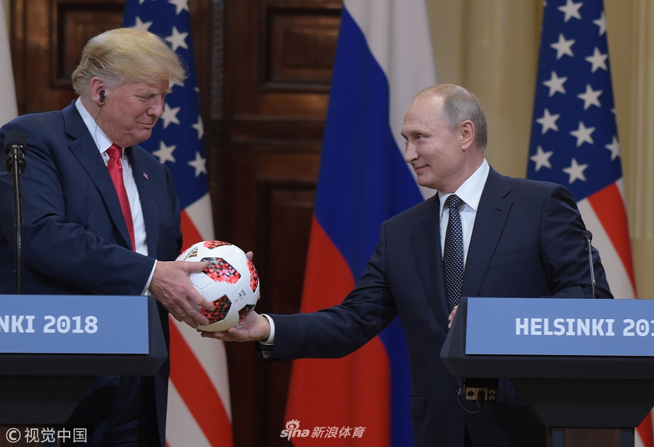 2018年7月17日，芬兰赫尔辛基，俄罗斯总统普京与美国总统特朗普会面，普京并赠送特朗普世界杯足球，特朗普说将把这个世界杯足球送给自己的小儿子。