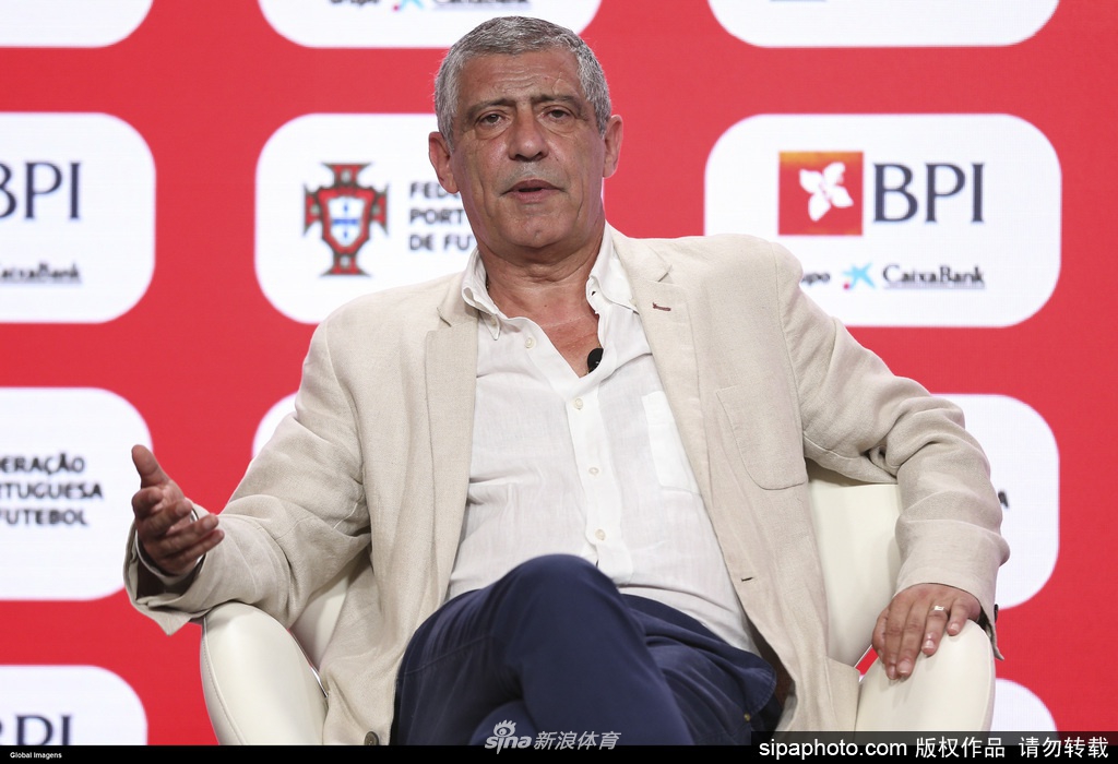 葡萄牙足协主席费尔南多·戈麦斯与桑托斯并肩而立，两人共同展示续约合同，笑容中充满了对过去合作岁月的自豪与对未来征程的无限期待。