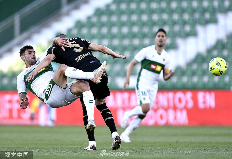 埃尔切球员卡里略在对方严密防守下争顶头球，他奋力跃起的身影背后是保级形势的巨大压力