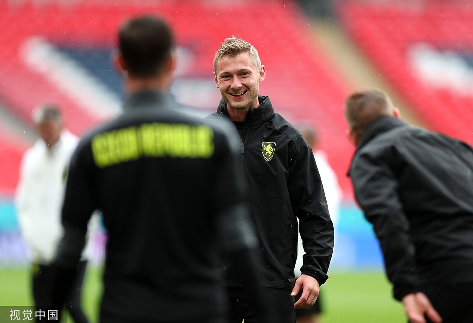 教练组在场边竖起战术板，为围拢过来的球员们进行最后的叮嘱。每个人的表情都异常严肃，他们清楚地知道，此刻的每一个细节，都将决定明天在温布利球场上的成败。