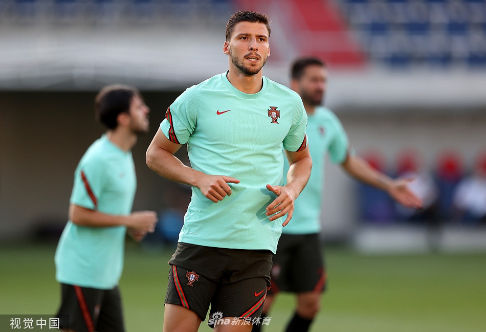 尽管训练强度极高，C罗依然神情专注地完成每一项科目，汗水浸透了球衣，却浇不灭他对卫冕欧洲杯冠军的炽热决心。