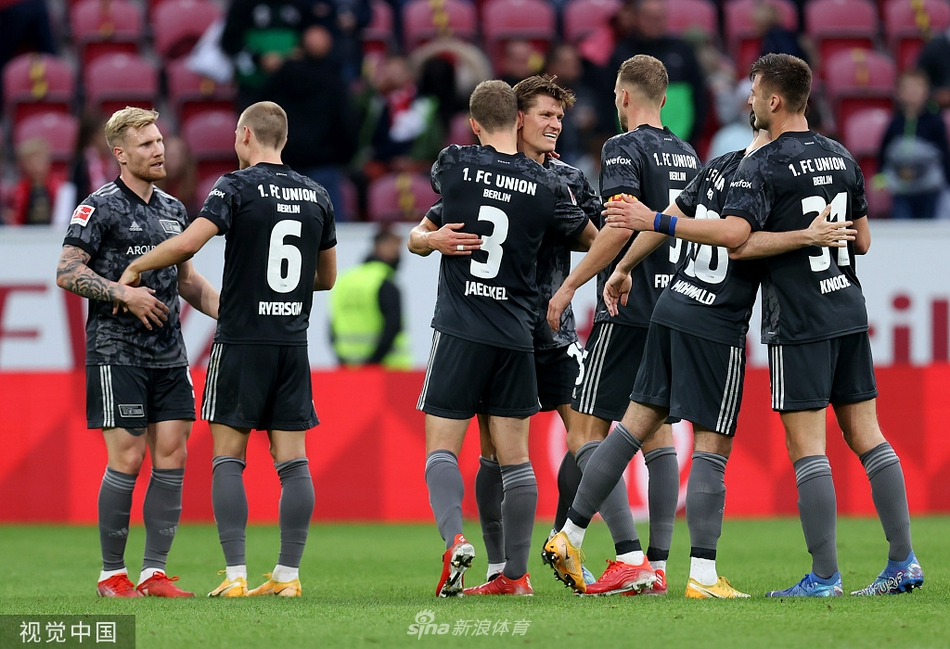 完成逆转的柏林联合球员们紧紧相拥，庆祝这来之不易的领先，场边的主教练正激情指挥。