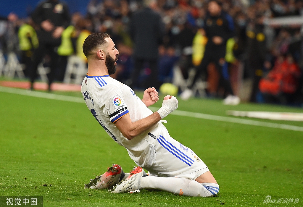 皇马边锋威尼修斯带球高速突破，面对马竞后卫的贴身防守，他脚下生风，眼神坚定，犹如一道白色闪电划过球场边路。