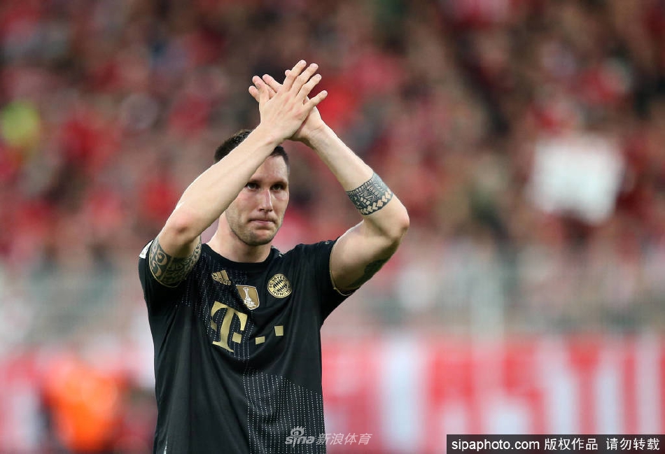 聚勒身披拜仁战袍在安联球场奔跑，红色球衣在绿色草皮的映衬下格外醒目。