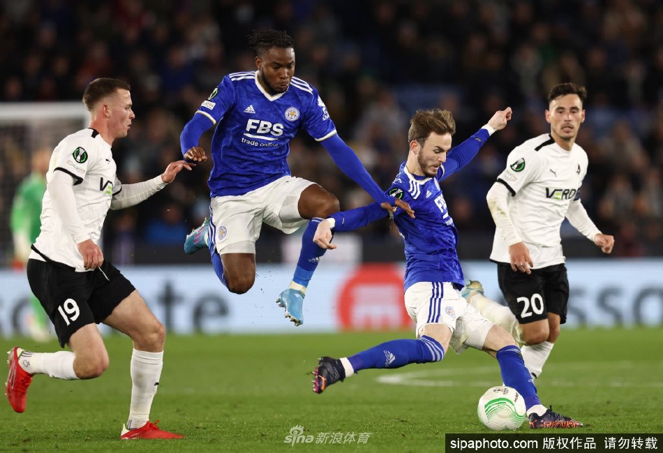 卢克曼在训练中专注控球，蓝黑色球衣在绿茵场上格外醒目