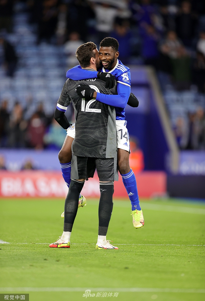 夜幕下的王权球场灯火通明，一面巨大的纪念横幅在看台上展开，上面印着维猜的头像与感谢标语，蓝色的看台与天空融为一体，庄重而感人。