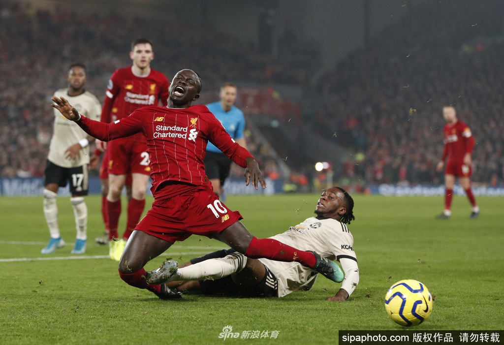 汗水在阳光下肆意挥洒，球员们在体能教练的指导下进行爆发力训练，专注的眼神和咬牙坚持的表情，透露出他们已经为赛季重启做好了最艰苦的身体准备。