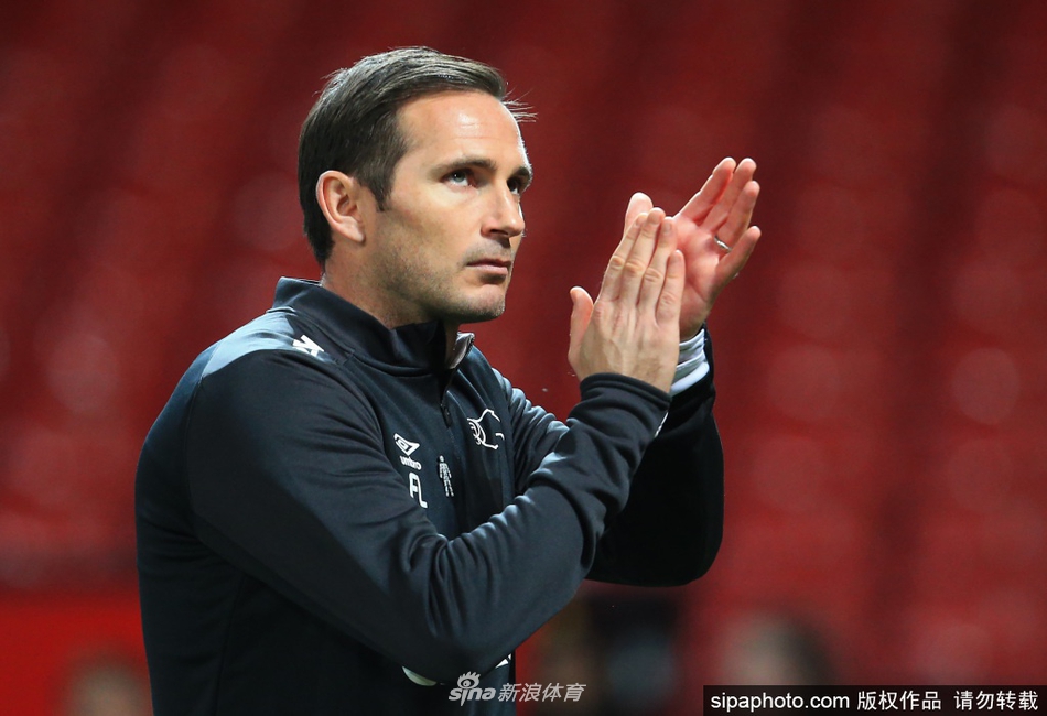 身披切尔西战袍的兰帕德，在斯坦福桥的绿茵场上深情回望，眼神中满是对过往峥嵘岁月的追忆与对未来的期许