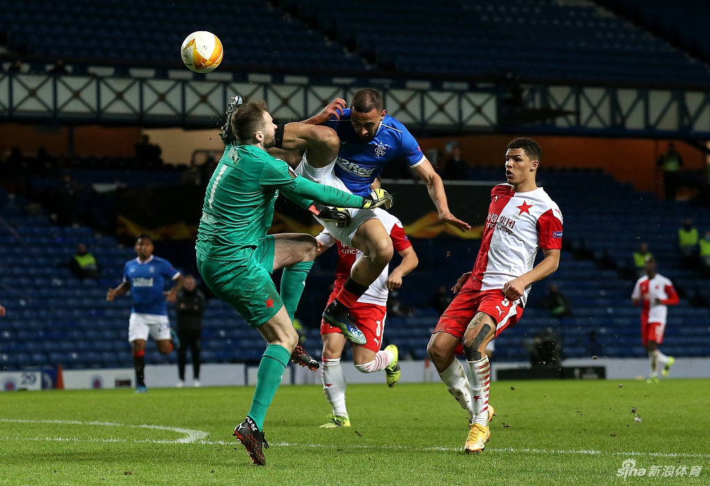 受伤的门将科拉什躺在担架上被抬离球场，队医用纱布紧紧按压其面部伤口，现场气氛凝重