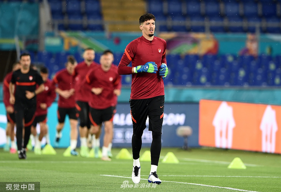土耳其队的门将在罗马奥林匹克体育场的训练中全神贯注，他舒展身体，目光如炬，死死盯着来球方向，仿佛下一刻就要飞身将对手的射门拒之门外。