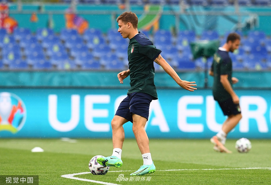 洛卡特利在训练中积极拼抢，眼神中充满了对首发位置的渴望，汗水浸透了他的训练服