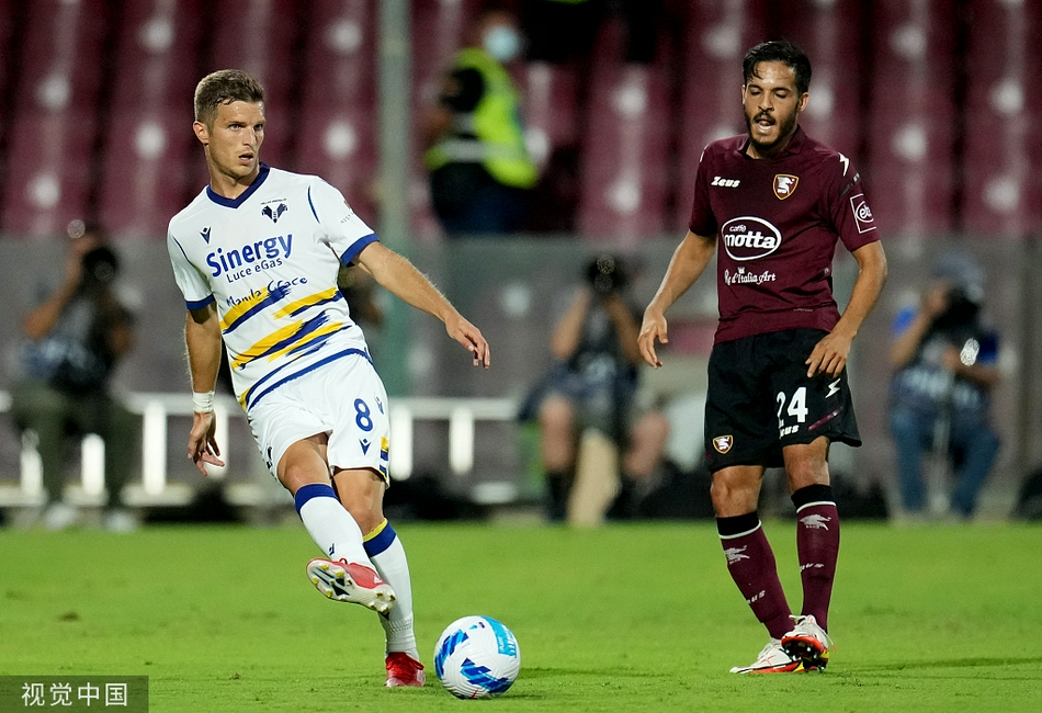 里贝里主罚任意球瞬间，金发飘逸眼神坚定，皮球飞行轨迹划破禁区上空，队友贡多背身倚住防守准备抢点