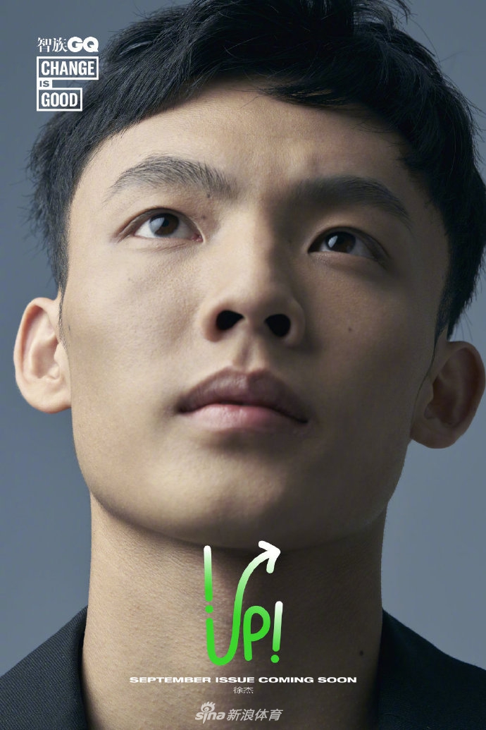 徐杰个人封面硬照,身穿黑色系休闲西装,单手插兜站在纯色背景前,发型利落,五官轮廓分明,少年感中透露着超越年龄的成熟稳重