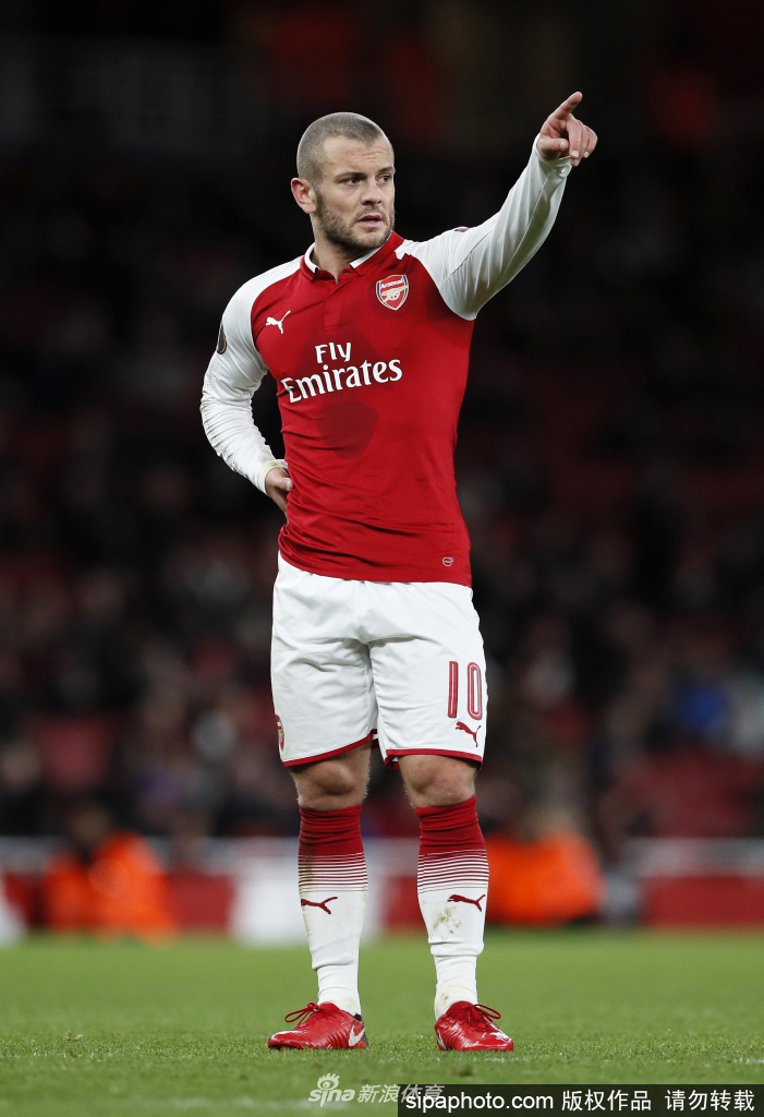 威尔希尔身披伯恩茅斯战袍在场上带球推进，低机位的镜头捕捉到他敏捷的身影和坚定的步伐，绿茵场上的他依然像少年时那样无所畏惧