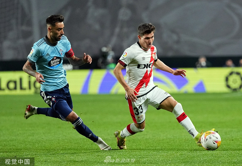 比赛结束后，主裁判吹响终场哨，两队的球员们互相致意，虽然比分是平局，但他们在场上拼尽全力的身影，赢得了彼此的尊重。