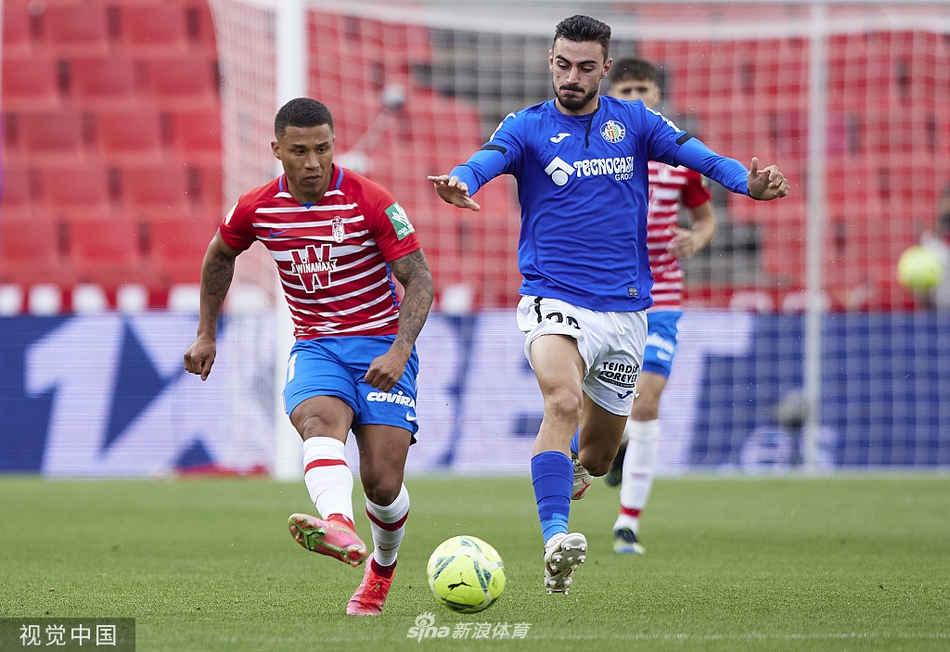 比赛结束的哨声响起，格拉纳达球员维克托·迪亚斯如释重负，他抬头望向大屏幕，0比0的比分仿佛在诉说着这场比赛的胶着与不易。